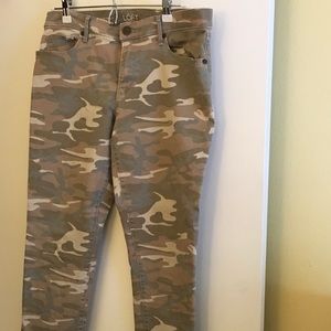 Loft Camo Pants, Relaxed Skinny, 6 (28)